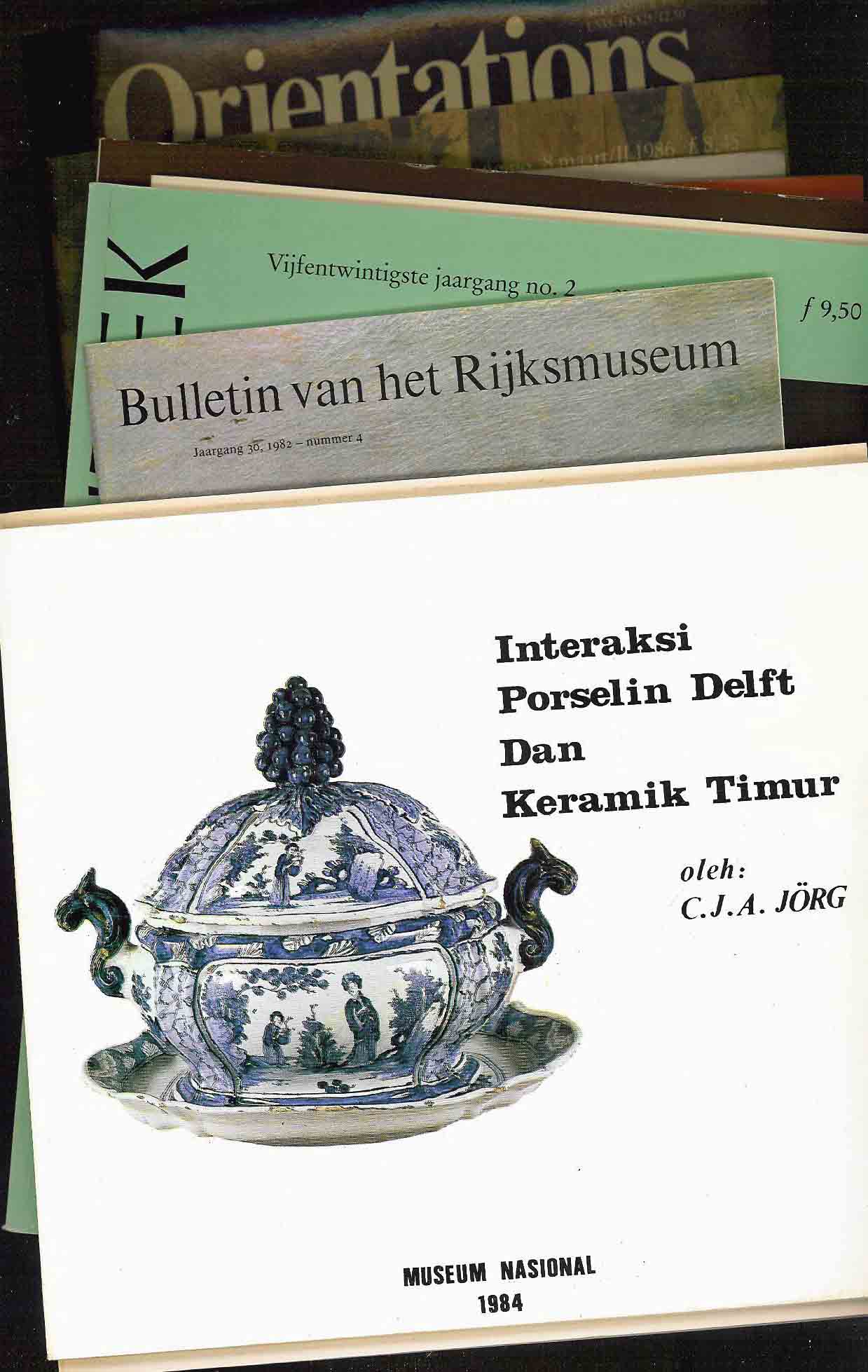 Jorg, C.J.A. - 14 magazines with articles by Prof. Christiaan Jorg relating to Chinese porcelain and the interaction between Chinese, Japanesse and Dutch trade.